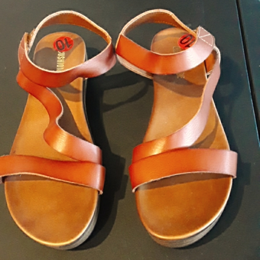 Cushionair leather sandals size 10 new